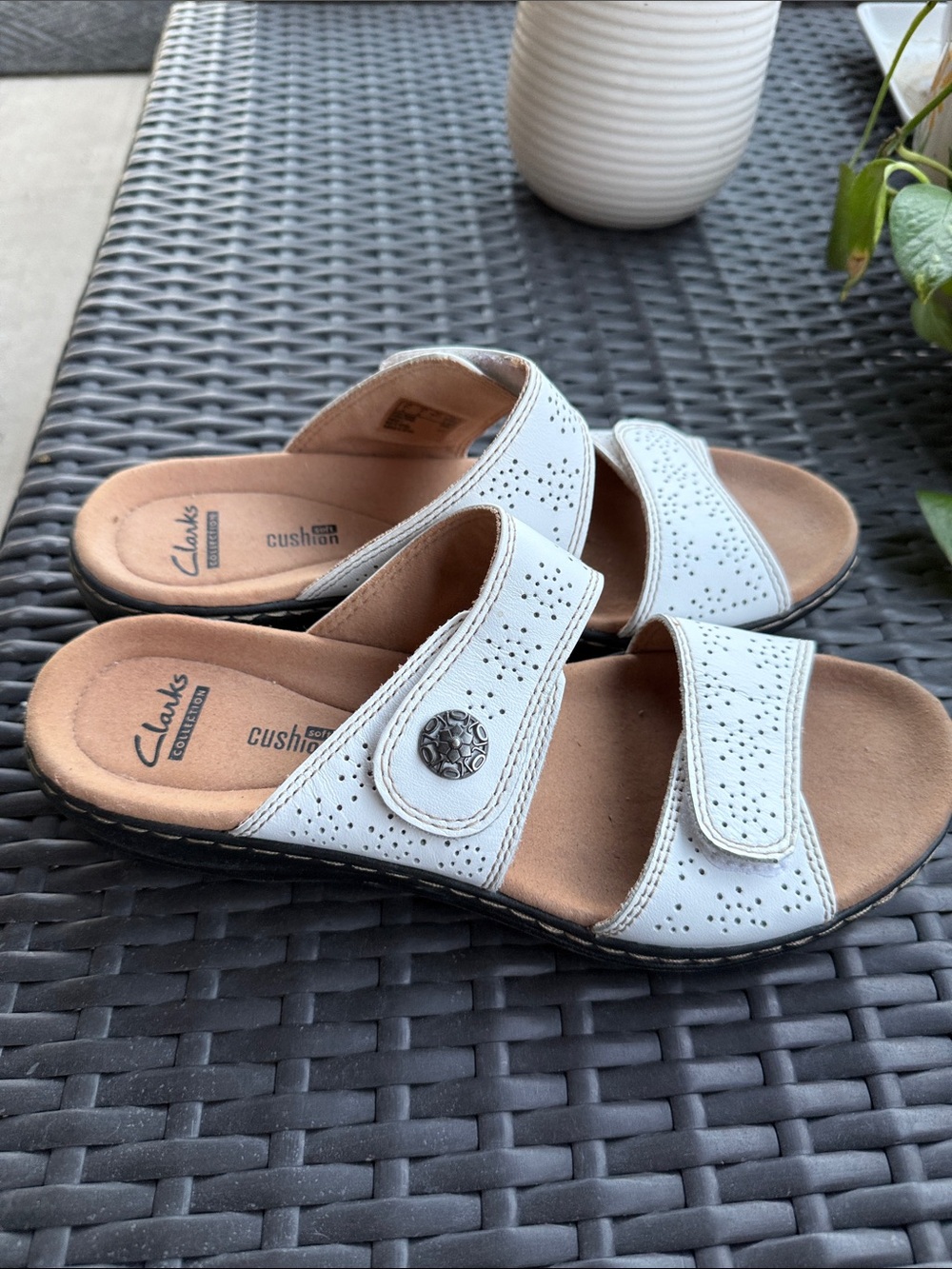 Clarks Slide Sandal Leisa Lacole 26124799 White size 7 Like New - Picture 2 of 7